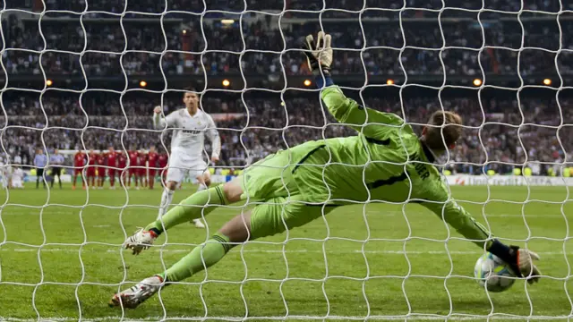 د ريال مادريد لومړنۍ دوه پيناتي د نړۍ دوو تر ټولو تکړو لوبغاړو وويشتې او دواړه په کې ناکامه شوو.