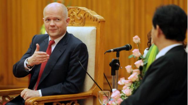 Ngoại trưởng William Hague gặp Thủ tướng Nguyễn Tấn Dũng tại Hà Nội.