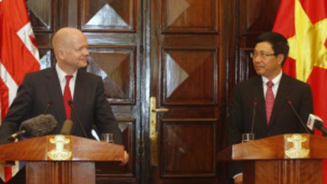 Ngoại trưởng Anh William Hague và Bộ trưởng Ngoại Giao Việt Nam Phạm Bình Minh (phải).