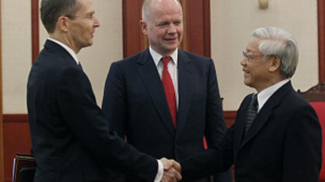 Đại sứ Anh (trái) tháp tùng ngoại trưởng Anh gặp Tổng Bí Thư Nguyễn Phú Trọng.