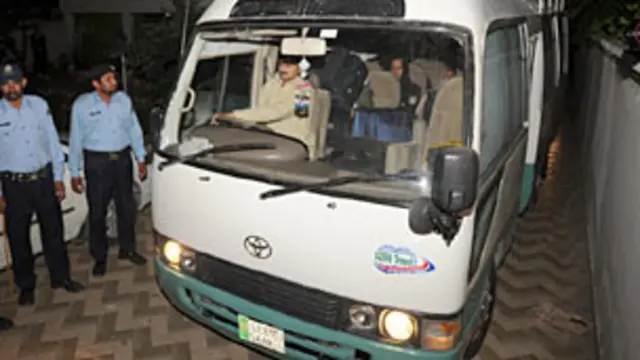 Keluarga Osama bin Laden dideportasi dalam pengamanan ketat oleh aparat Pakistan.