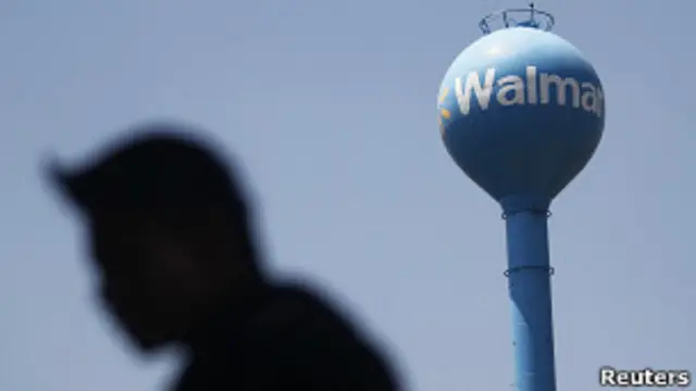 Hombre frente a una torre de Walmart