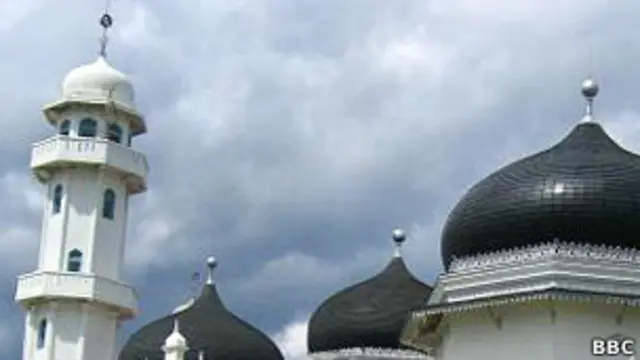 Wapres Boediono meminta penggunaan pengeras suara diatur agar suaranya tidak terlalu keras.