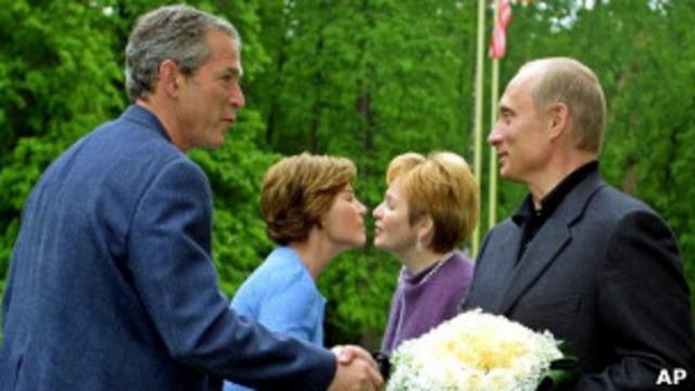 Джордж Буш и Владимир Путин с супругами в Ново-Огарево 24 мая 2002 г.