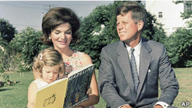 Джон и Жаклин Кеннеди с дочерью Кэролайн в 1960 году