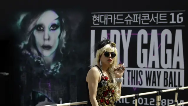 美国流行歌手嘎嘎小姐 Lady Gaga 在韩国首都首尔举行演唱，是她的巡回演唱的第一站。
