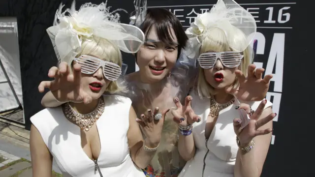 她的装扮很多时也被指为刻意暴露。