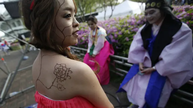 一些歌迷则穿上传统韩国服装来凸现自我。