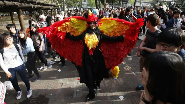 有歌迷更隆而重之模仿，惟妙惟肖。