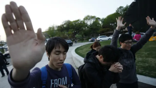 一些基督徒到演唱会场地奥运场馆外祈祷抗议。