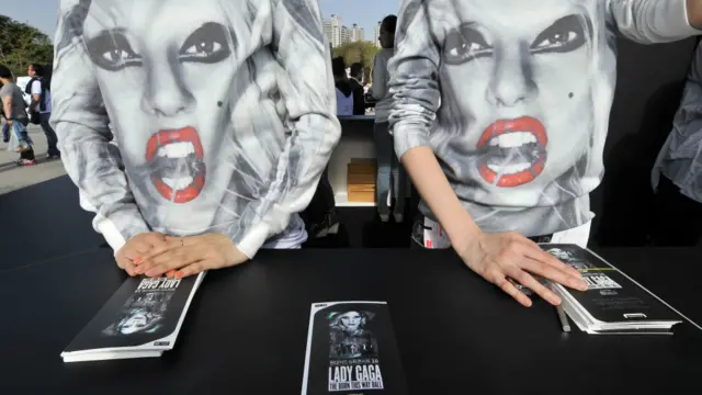 韩国官员禁止18岁以下的青少年看这场演唱会。韩国媒体评级委员会认为演唱会中的淫秽表演不适合未成年人。