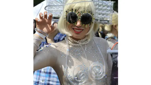 还有日本歌迷也打扮成Lady Gaga 的样子赶热闹。