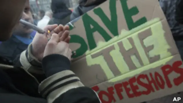 یک کافه‌دار گفته است که با اجرای قانون جدید، نود درصد از مشتریانش را از دست خواهد داد