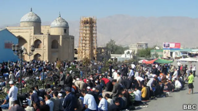 Толпа молящихся возле мечети