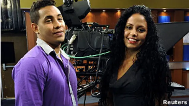 Javier Nunez Florian e Analin de la Rua de la Torre em programa de TV de Miami