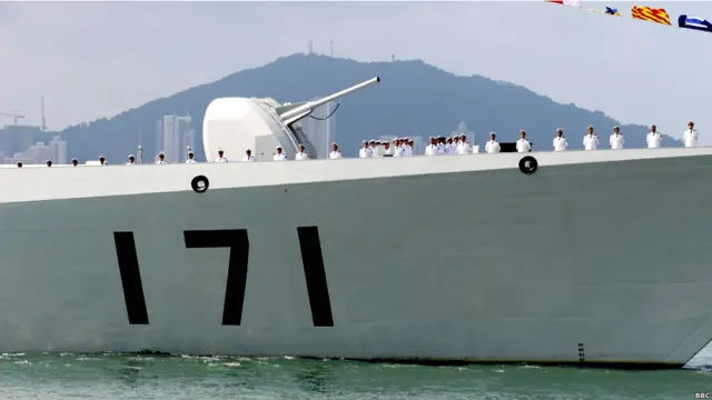 Chuyến thăm của hai tàu mang tên lửa này là một phần trong chương trình kỷ niệm 15 năm ngày Hong Kong trở về với đại lục,