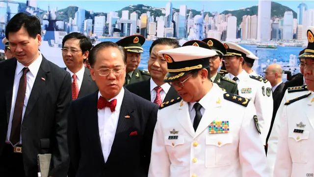 Trong ba ngày tới, người ta trông đợi chừng sáu nghìn người Hong Kong sẽ lên thăm hai tàu. Người đứng đầu đặc khu Hong Kong nhưng sắp mãn nhiệm Donald Tsang đã lên tàu Hải Khẩu hôm thứ Hai 30/4.