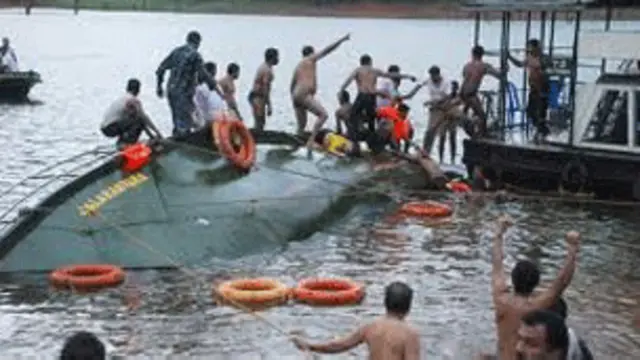 حائے حادثہ کے آس پاس امدادی کارروائیاں اب بھی جاری ہیں