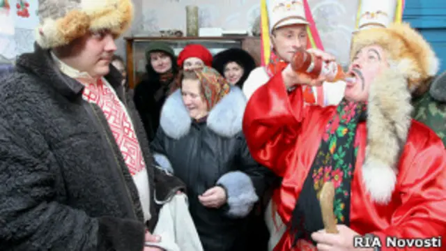 Водку в Белоруссии пьют не только во время святочных гуляний (на фото), но и в будни