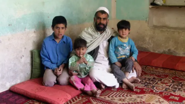 سید اغا له خپلو ماشومانو سره