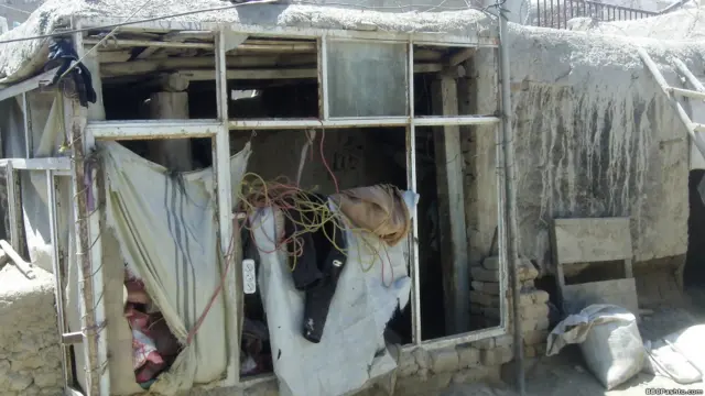 دغه افغان کارګر وايي، چې یوه کوټه یې په ۲۵۰۰ افغانۍ کرایه کړې ده او ایله د همدې کوټې کرایه په مزدورۍ پوره کولی شي.