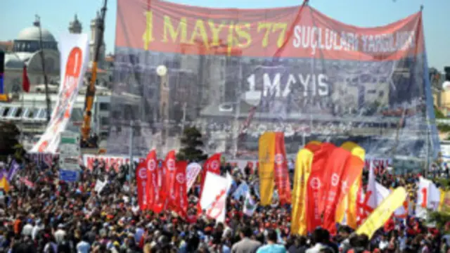 Gruplar Taksim Maydanı'nı hınca hınç doldurdu.