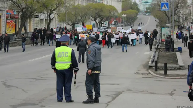 Полицейские смотрят вслед монстрантам