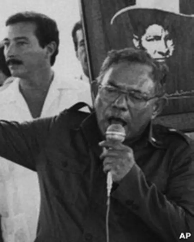 دولت انقلابی ساندنیستا که با سرنگونی دیکتاتور نیکاراگوئه، آناستازیو سوموزا، به قدرت رسیده بود، یک دهه بعد با رای مردم از قدرت کناره‌گیری کرد