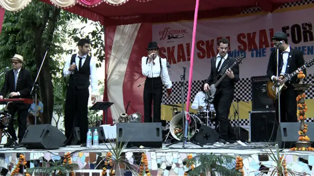 तिहाड़ में कार्यक्रम पेश करता स्टेफ़ान के का बैंड