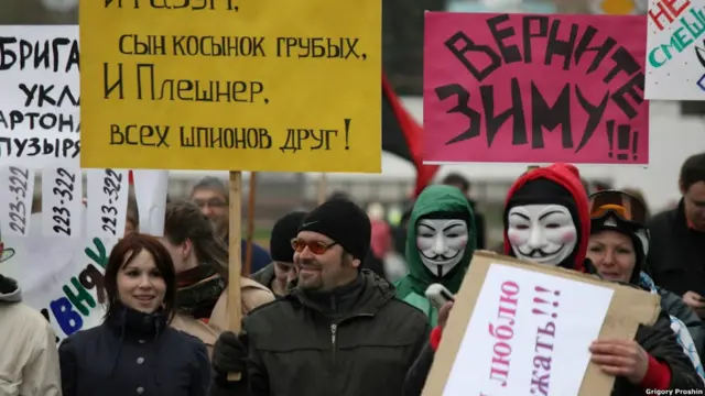 Монстранты в масках с транспарантами