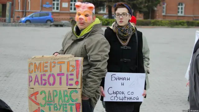 Юноша и девушка с плакатами