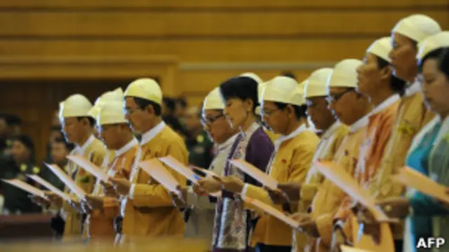 _aung_san_suu_kyi_sworn_