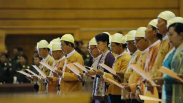 ဒေါ်အောင်ဆန်းစုကြည်က ဖွဲ့စည်းပုံကို ပြင်ဖို့ လွှတ်တော်ထဲ ဝင်တာလို့ပြောခဲ့