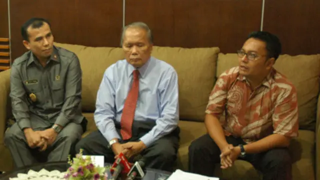 Tahan Toruan dari Dewan Ketahanan Nasional (kiri), Albert Hasibuan dari Watimpres (tengah) dan Bona Sigalingging jubir GKI Yasmin (Foto: Bona Sigalingging)