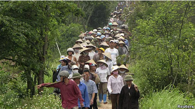 Người dân Văn Giang đi bảo vệ đất hôm 20/4