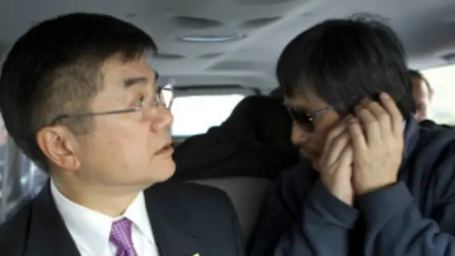 Đại sứ Gary Locke (Lạc Gia Huy) bị phê vì cách giải quyết vụ luật sư mù Trần Quang Thành