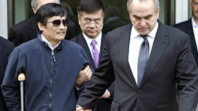 Ông Trần được các quan chức ngoại giao Mỹ hộ tống