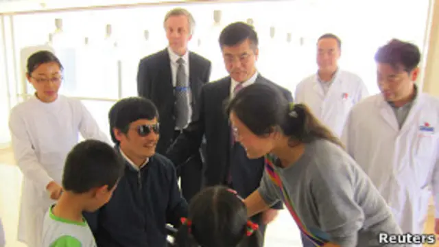 Quan chức Mỹ đã tiễn ông Trần ra khỏi Đại sứ quán để vào bệnh viện nhưng sau đó tình hình thay đổi