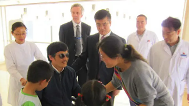 Ông Trần gặp vợ và hai con với hiện diện của Đại sứ Mỹ Gary Locke