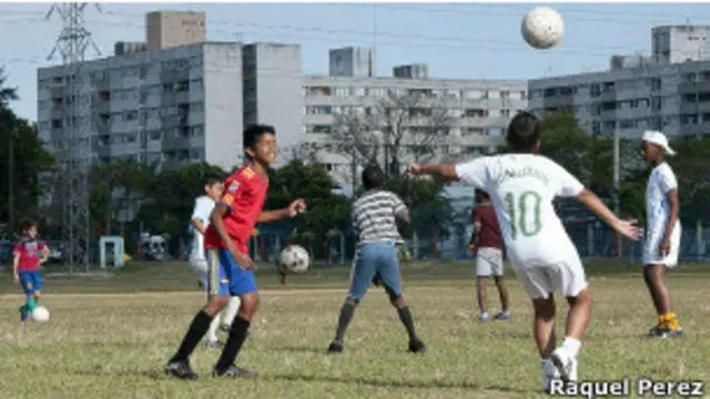 Futebolistas em Cuba (Raquel Perez)