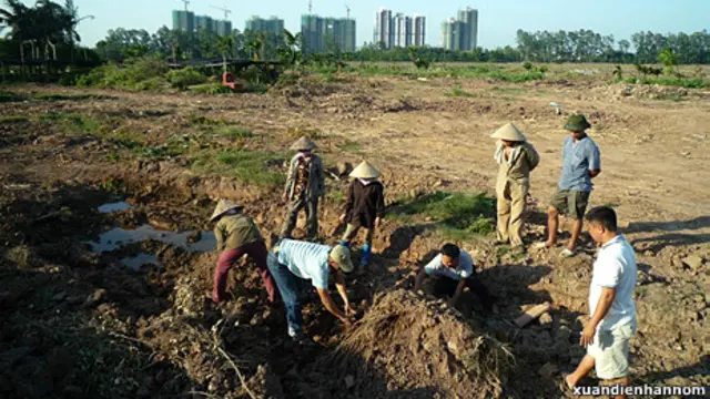 Người dân Văn Giang tìm lại hài cốt của người thân bị máy ủi đào lên trong đợt cưỡng chế hôm 24/4. Hình từ blog Xuân Diện