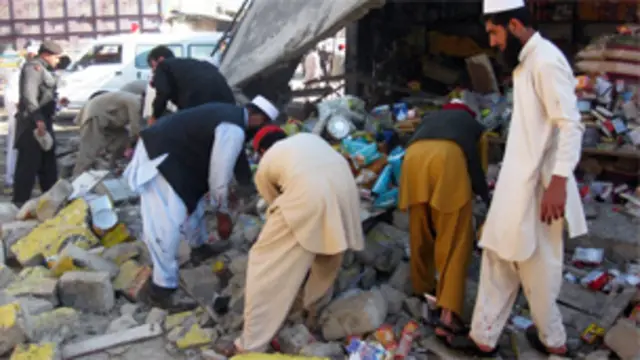 ڈپٹی کمانڈنٹ فضل ربی کے بھائی سید الرحمان کے مطابق خودکش حملہ آور نے خود کو ایک دکان میں دھماکے سے اڑا دیا