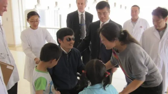 Hôm 2/5 Trung Quốc và Hoa Kỳ đồng thời tuyên bố rằng ông đã quyết định rời khỏi Đại sứ quán Mỹ và sẽ tới bệnh viện để điều trị và được đoàn tụ với gia đình. Nhưng ông Trần sau đó nói rằng ông không muốn ở lại Trung quốc vì có những đe dọa đối với gia đình ông. 