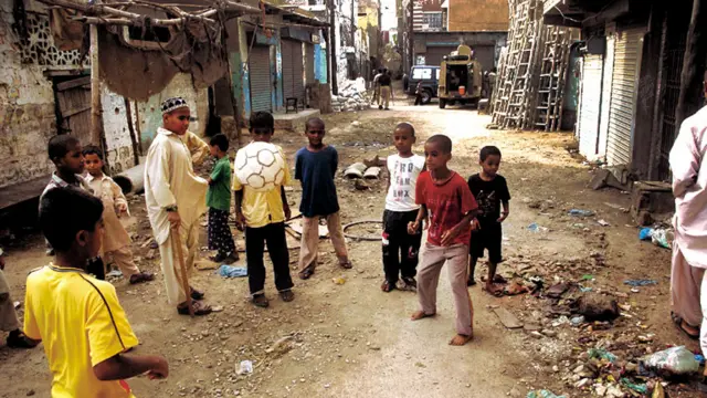 لیاری کے ماحول میں بچوں کے متاثر ہونے کا قوی امکان رہتا ہے۔ انہیں فٹبال کے علاوہ کم ہی چیزیں پسند ہیں لیکن وہ اکثر پولیس کے آپریشنوں یا مختلف جرائم پیشہ گروہوں کے درمیان لڑائیوں میں گھرے نظر آتے ہیں۔ 