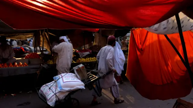 لیاری کراچی کی سب سے پرانی غریب آبادیوں میں سے ایک تھا جو بعد میں مڈل کلاس علاقے میں بدل گیا۔اب اس کی سبزی منڈی کی رونقیں بھی تشدد کی موجودہ لہر کی زد میں ہیں۔ 