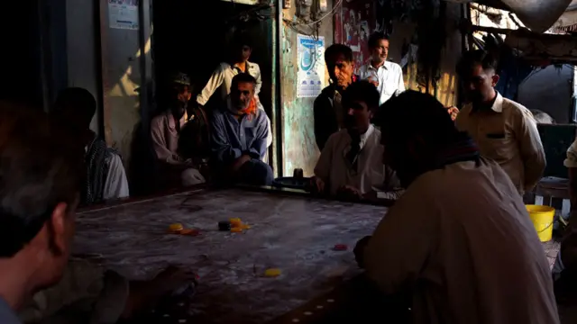 شام ہوتے ہی لوگ کیرم بورڈ کی ایک مقامی قسم ڈابو کا لطف اٹھانے کے لیے جمع ہو جاتے ہیں۔ یہ شائقین کے درمیان عام مقابلہ یا کسی مقامی ٹورنامنٹ کا میچ بھی ہو سکتا ہے یا پھر مقامی طور پر کام کرنے والی چھوٹی چھوٹی جوا مافیا کا پیسہ کمانے کا ایک ذریعہ بھی۔ 