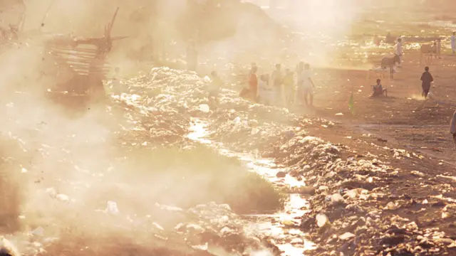 کیا لیاری کا مستقبل یہ ہے؟ جہاں دیکھیں گندگی کے بڑھتے ہوئے ڈھیر جو ایک پوری نسل کے مستقبل کو تاریک کر رہے ہیں۔ اس نسل کو جو اپنے لیاری کو طاقتور مافیا اور لا تعلق افسرشاہی کے ہاتھوں تباہ ہوتا ہوا دیکھ کر پروان چڑھ رہی ہے۔