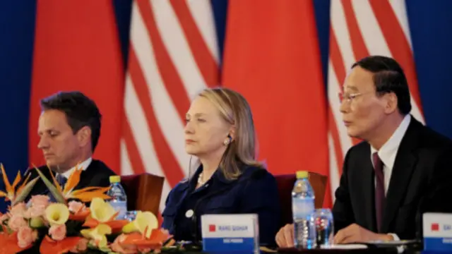 Các vị Timothy Geithner, Hillary Clinton và Vương Kỳ Sơn