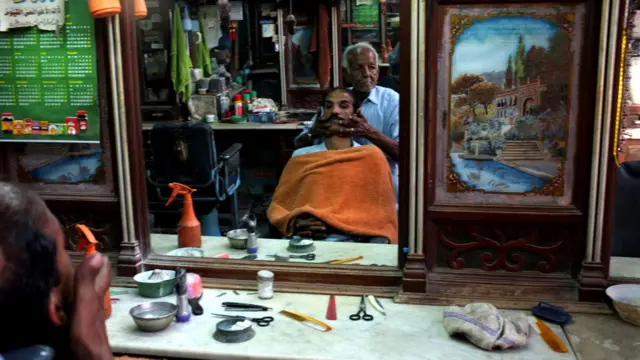 حجام کی ایسی دکانیں لوگوں کے لیے علاقے کی روز مرّہ معلومات کا ذریعہ تھیں۔ یہاں وہ نجی سے لے کر سیاست تک ہر قسم کے مسائل پر تبادلۂ خیال کرتے ہیں۔ 