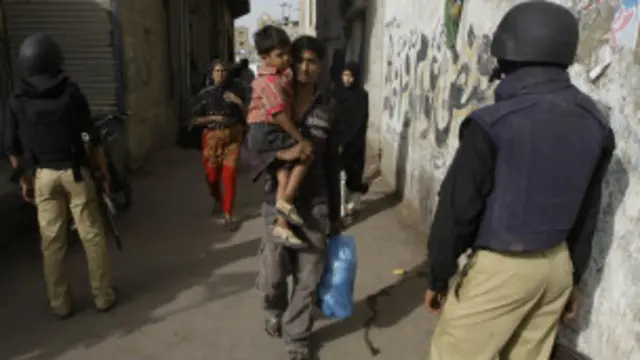  پولیس ترجمان کے مطابق لیاری کی تنگ و تاریک گلیاں جرائم پیشہ عناصر کے لیے فائدہ مند اور پولیس کے لیے نقصان دہ ہیں